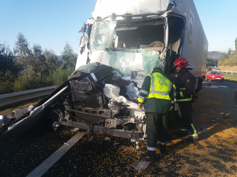 Un camionero muere en el choque entre dos vehículos