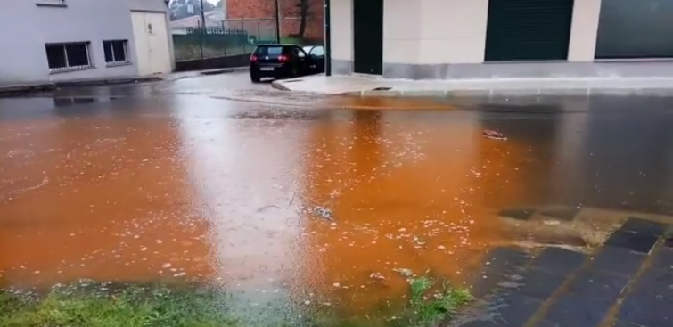 El desborde del Portapego contamina las calles de Touro (VIDEO)