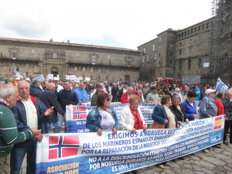 Concentración en A Coruña de exmarineros para exigir sus pensiones al gobierno noruego