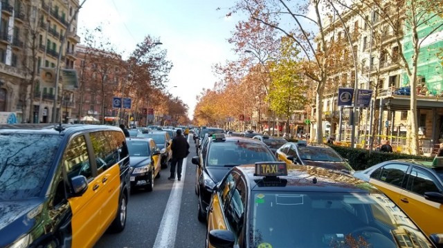 ​La guerra del taxi, los VTC y la patata caliente de Colau