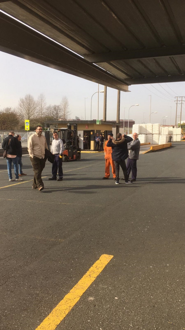 Trabajadores en la explanada de Poligal en  narón