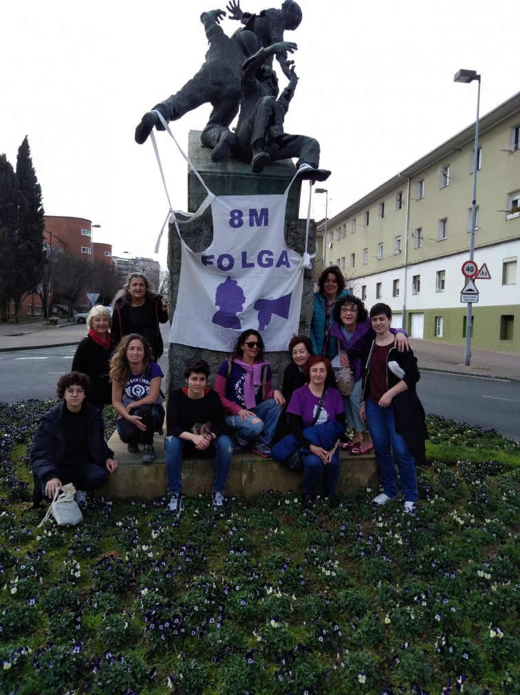 El feminismo viste a las estatuas ferrolanas con mandiles