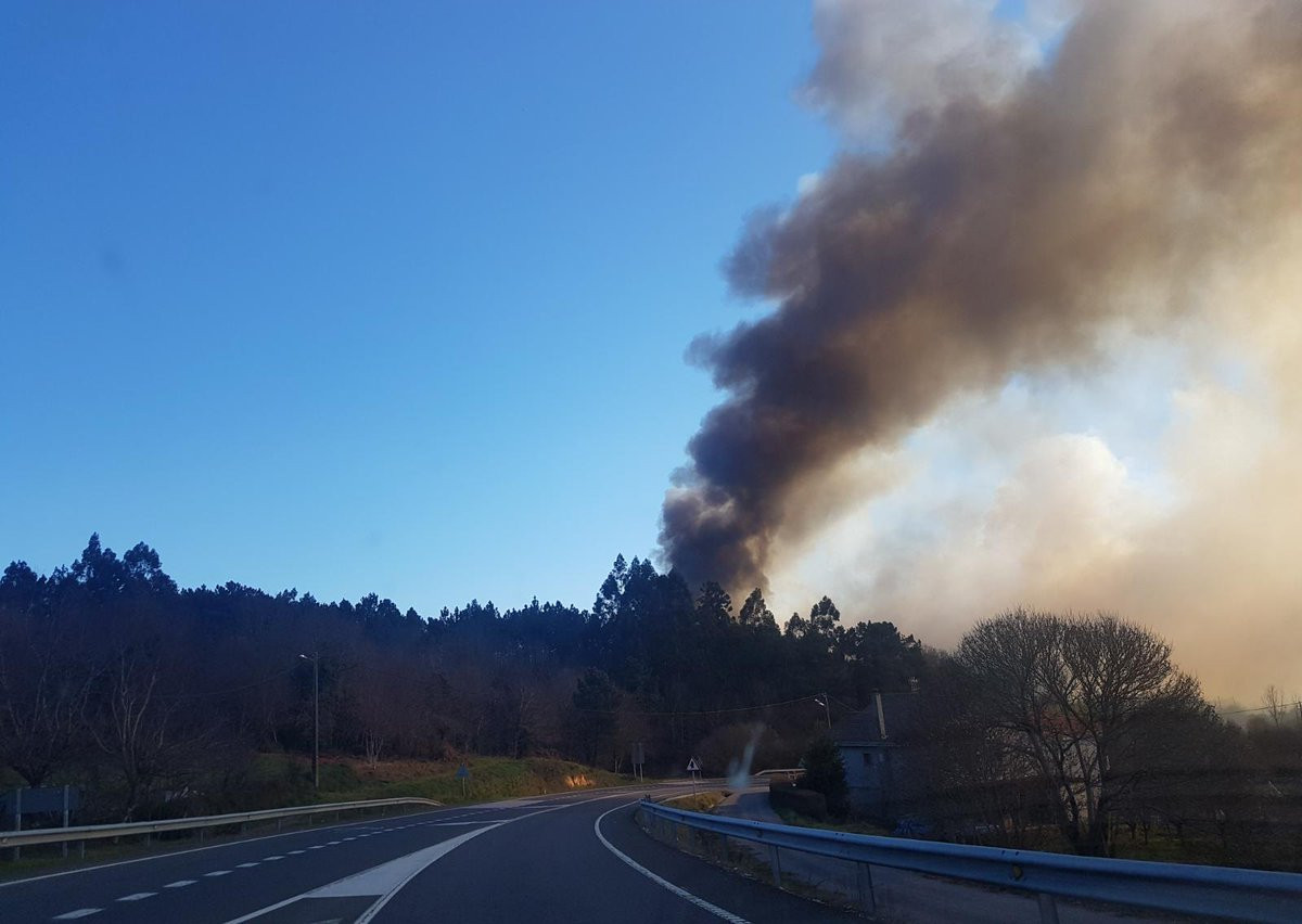 Incendio forestal carballiu00f1o foto emerxencias ourense