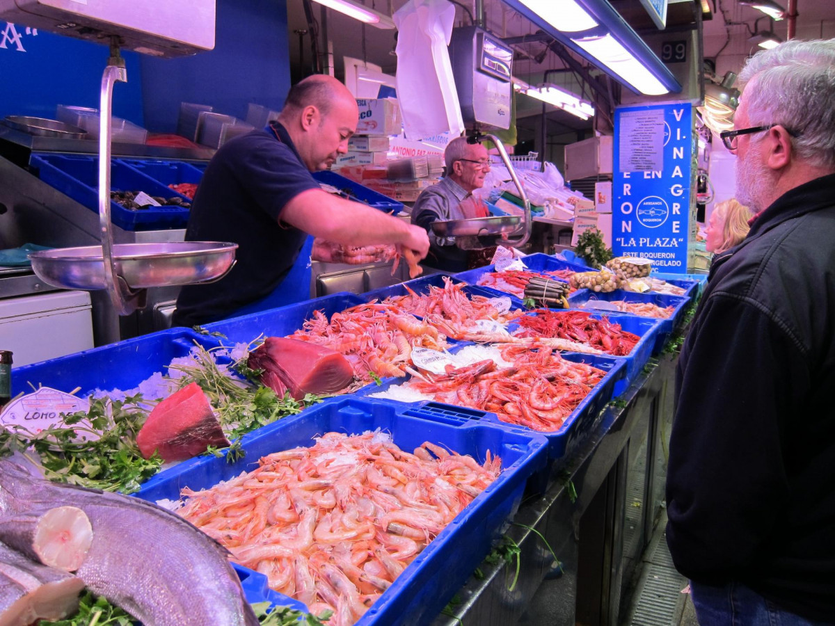 Plaza de abastos. Navidad. Compras. Pescaderías. Gambas