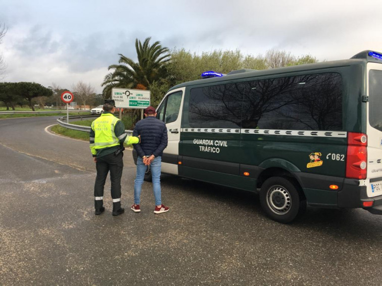 Persecución a toda velocidad con las calles repletas de gente festejando el Carnaval en A Illa