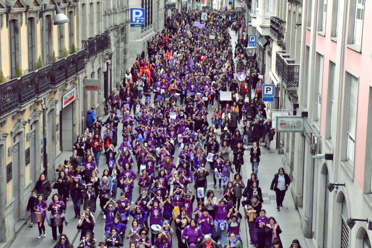 Protesta feminista contra la reducción de pena a los que dejaron embarazada a una niña de 11 años en Baleira, Lugo