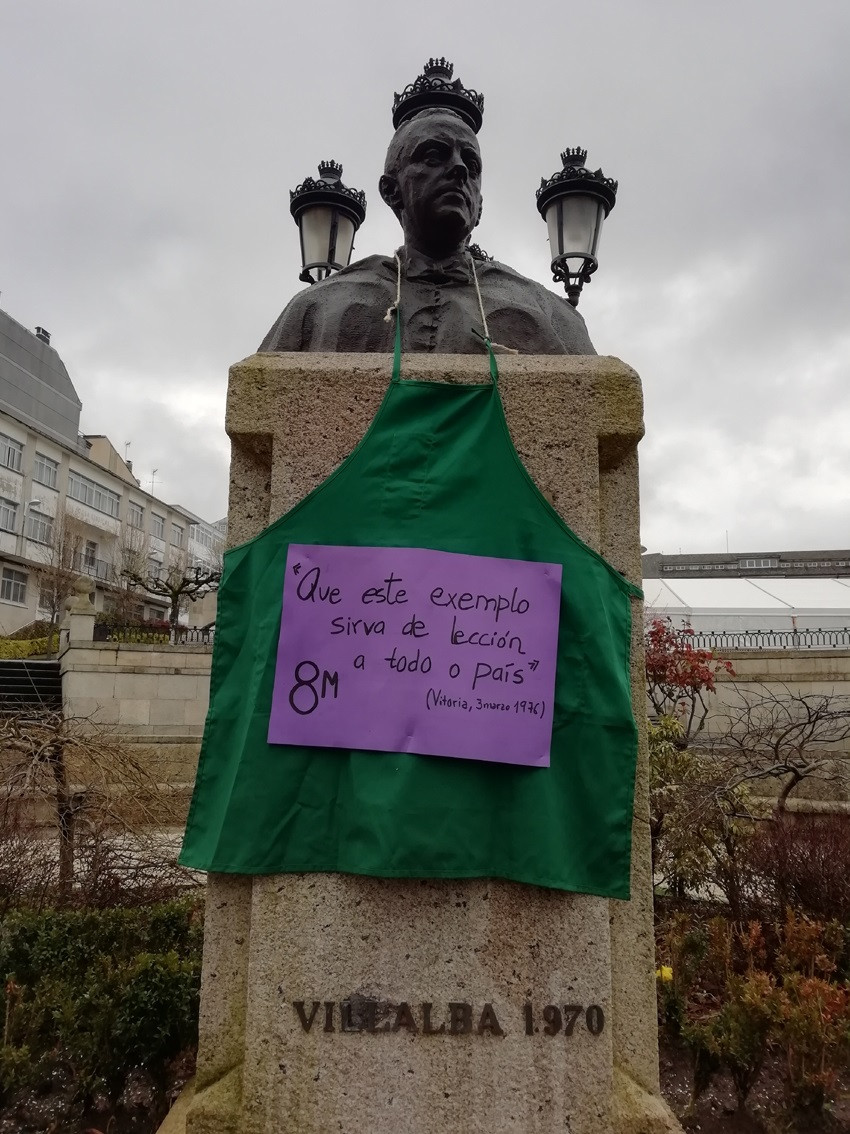 8M.- Ponen Un Delantal Reivindicativo Al Busto De Fraga En Vilalba (Lugo)