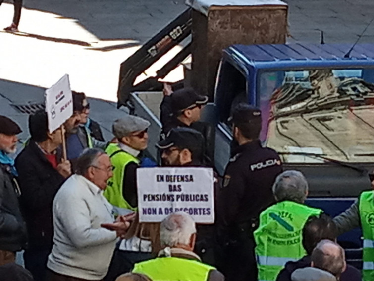 Pensionistas gallegos defenden sus pensiones a ritmo de 