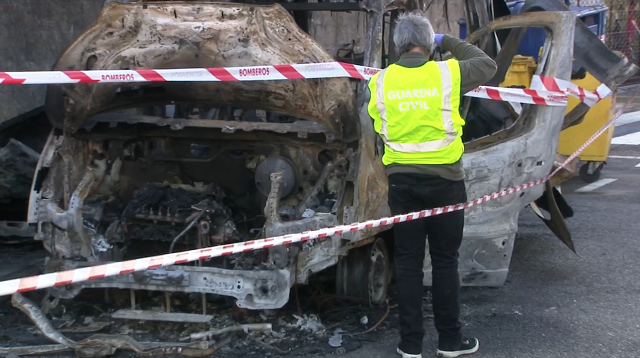 Queman una ambulancia y explotan bombonas de oxígeno (vídeo)