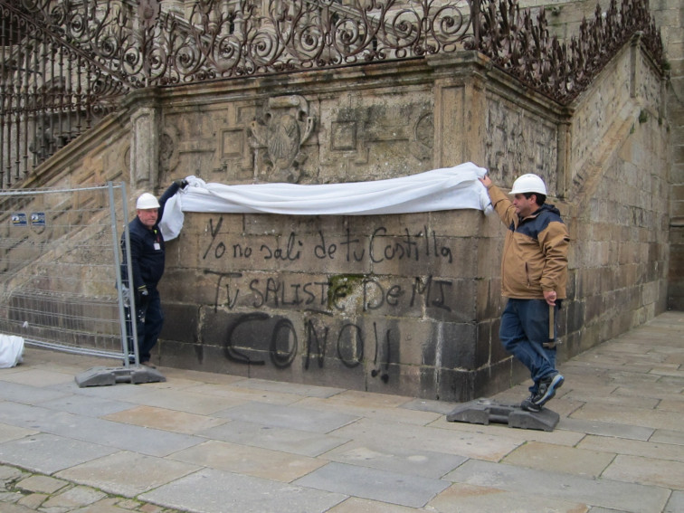 Polémica política por las pintadas en la Catedral de Santiago