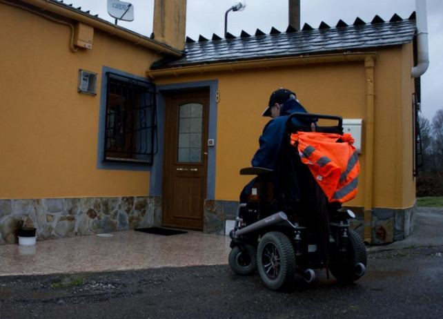 Obras públicas impiden a mujer en silla de ruedas salir de su casa