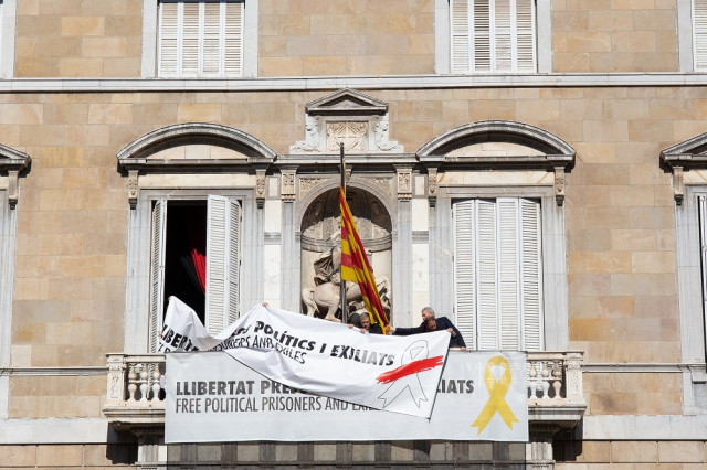 Fiscalía se querella contra Torra por desobediencia por no retirar los lazos