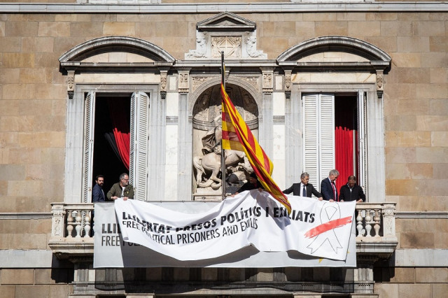 Torra quita los lazos pero se querellará contra los jueces