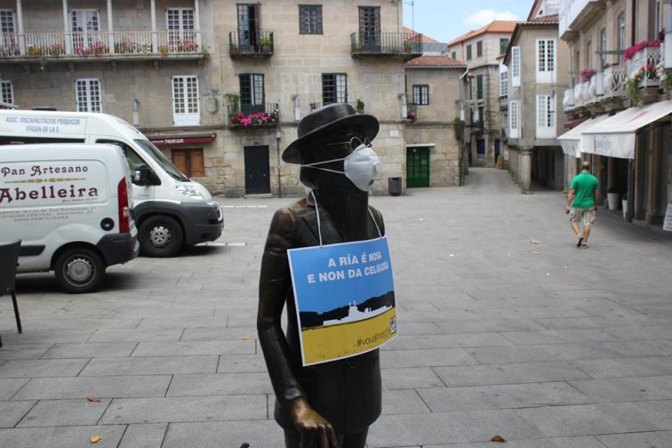 APDR 'viste' as estatuas da cidade con máscaras para protestar contra ENCE