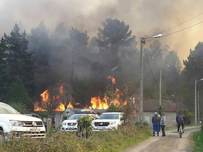 El incendio de Rianxo obliga a desalojar el instituto de la localidad