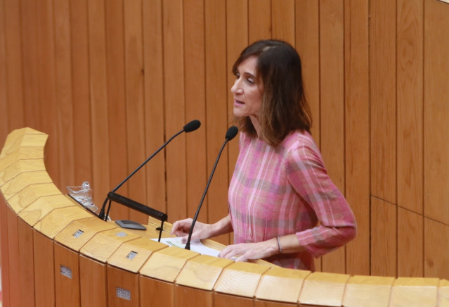 La conselleira de Educación, Carmen Pomar, en el pleno del Parlamento