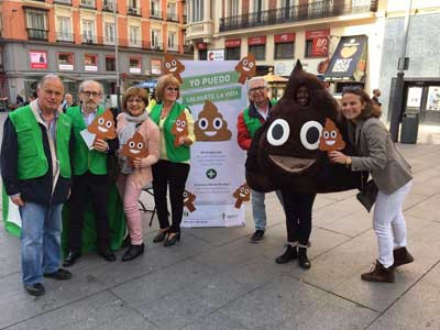 Emoticonos de caca e inodoros en la calle contra el cáncer de colon (vídeo)