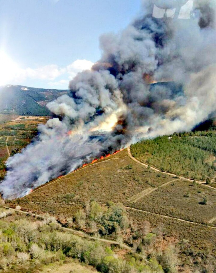 (Vídeos) Varios incendios queman 90 hectáreas, incluidas 30 en un fuego sin controlar cerca de Verín