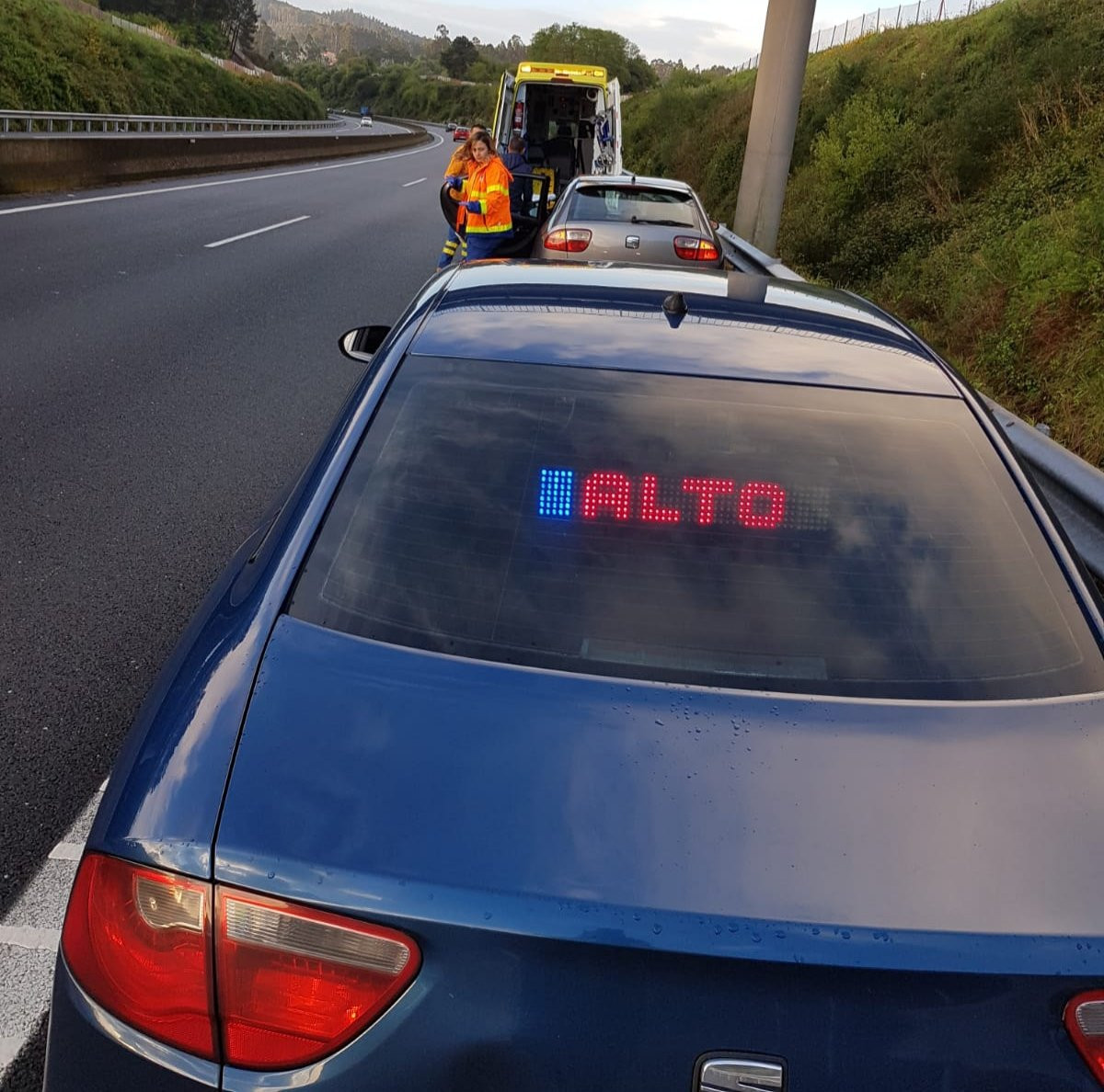 Guardia civil auxilia conductor embarazada autopista