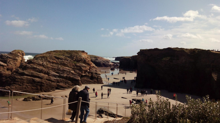 La Xunta defiende los carteles clavados en las rocas de la Playa de As Catedrais, donde empieza el dispositivo especial