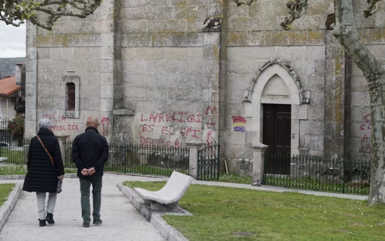 Pintadas contra la religión y republicanas en la iglesia de Maside