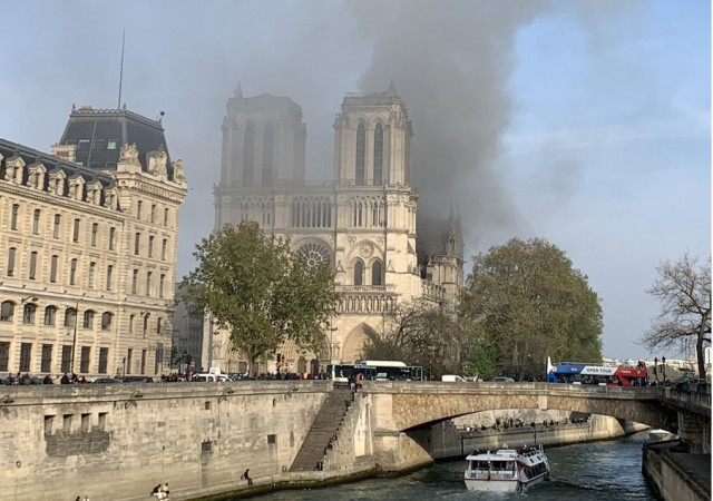 Un incendio sin control quema la catedral de Notre Dame