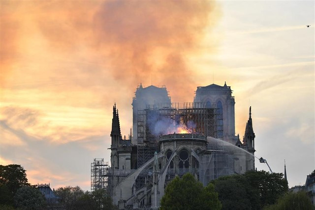 A salvo la estructura de catedral de Notre Dame