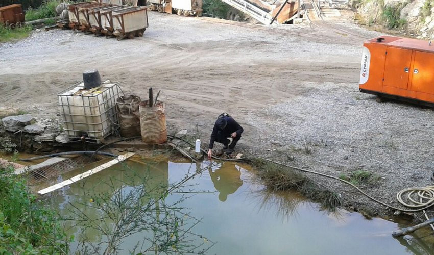 Fins eirexas tomando mostras nas minas de san finx en lousame foto de adega