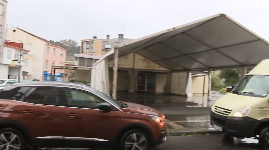 A patadas con dos guardias civiles cuando detenían a un alborotador subido al palco de las fiestas