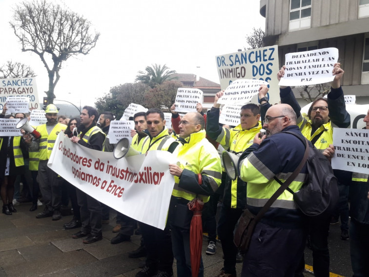 Representantes de ENCE llevan sus protestas ante la sede socialista en Ferraz