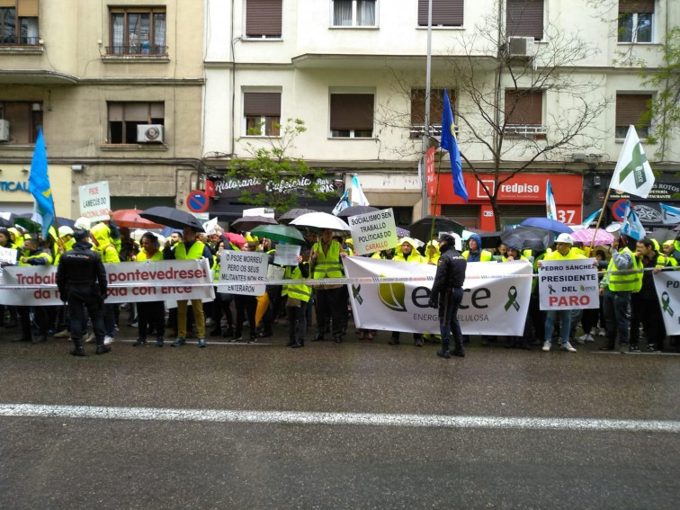 (VÍDEO) Medio millar de trabajadores de ENCE se manifiestan ante la sede del PSOE en Madrid