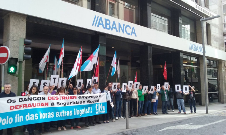 ¿Ya nos olvidamos de las preferentes? Trabajadores de ABANCA protestan por la venta de productos financieros complejos