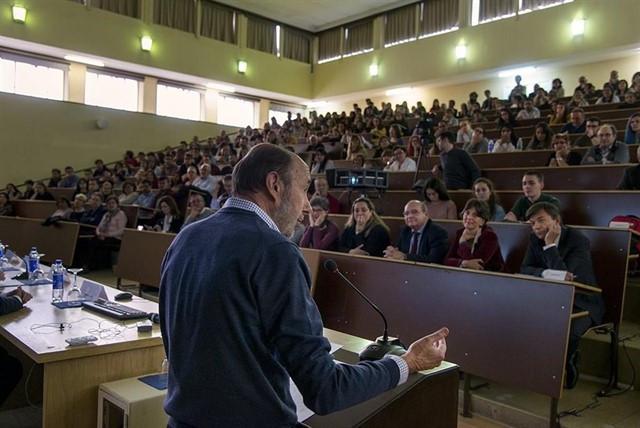 ​Pesar en la capilla ardiente de Rubalcaba en el Congreso