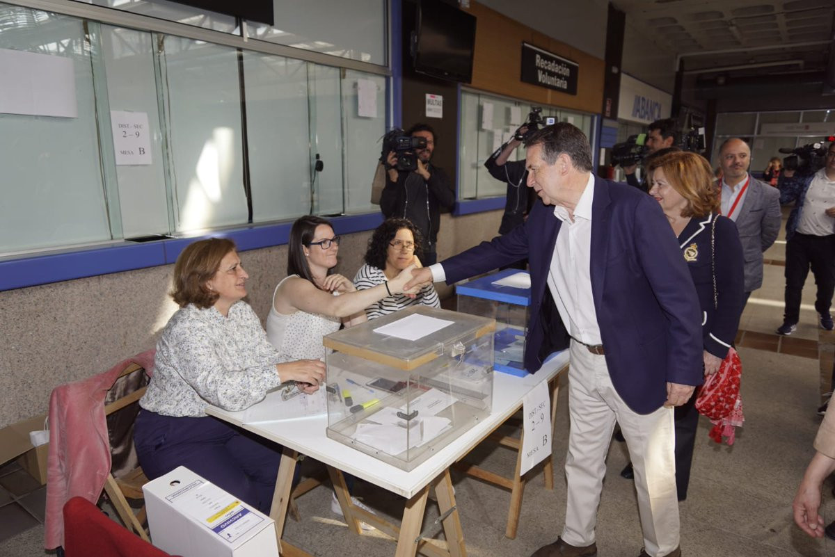 Abel caballero votando en vigo