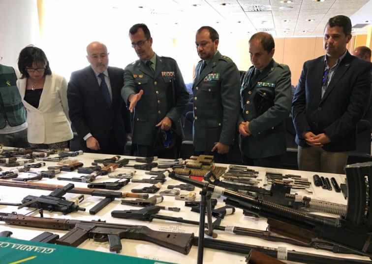 (Vídeo) Diez armas de guerra incautadas en un gran arsenal oculto en un finca gallega