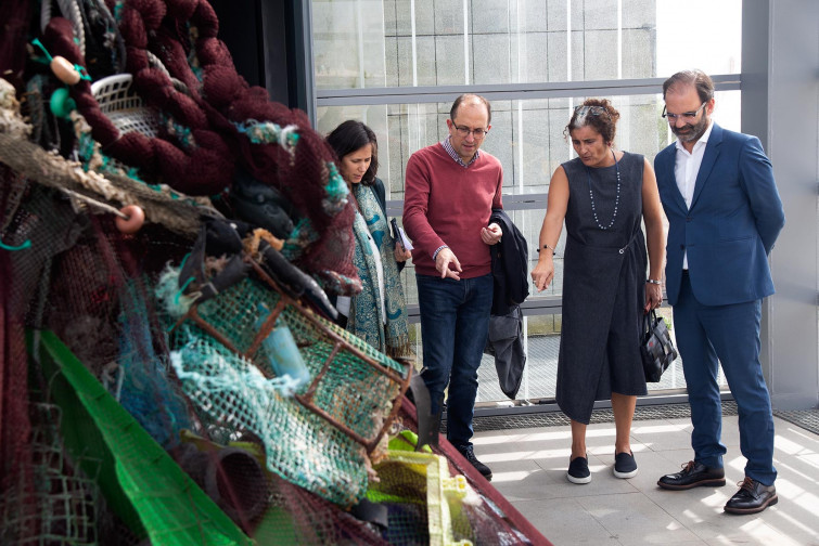 Exposición realizada con plásticos recogidos en Galicia para concienciar de la contaminación del mar