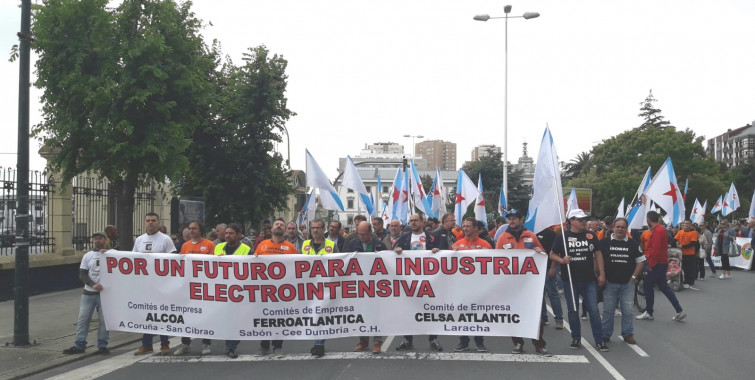 Más de mil personas salen a la calle en A Coruña por un precio justo para las electrointensivas