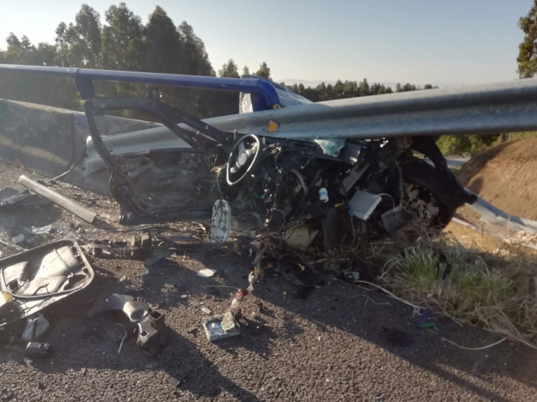 Sobrevive pese a partirse en dos su coche accidentado