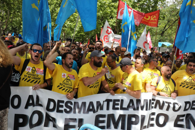 Tras once etapas, la 'Marcha del Aluminio' de los trabajadores de la factoría de Avilés, llega a las puertas del Ministerio de Industria, donde  , los miembros del Comité de Empresa hacen llegar sus demandas a las instancias gubernamentales a siete días d