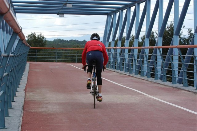 Investigan la muerte de un ciclista que encontraron tirado en una carretera de Bergondo