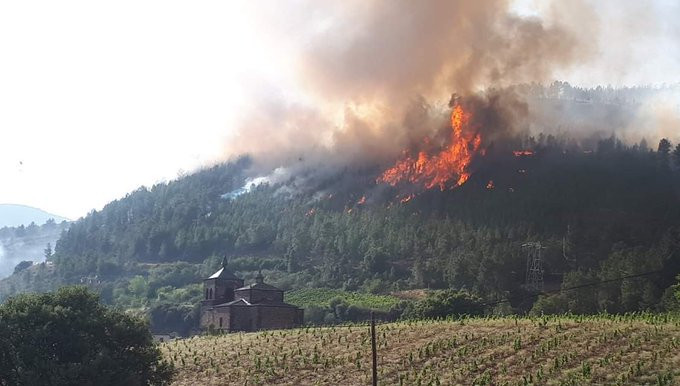 El incendio de Quiroga ya ha arrasado casi 150 hectáreas pese a estar controlado desde el jueves