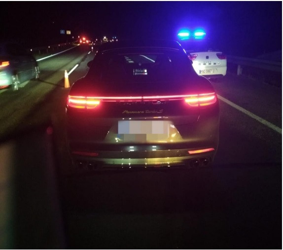 Este Porsche iba a 224 km/h por una autovía gallega cuando fue detenido