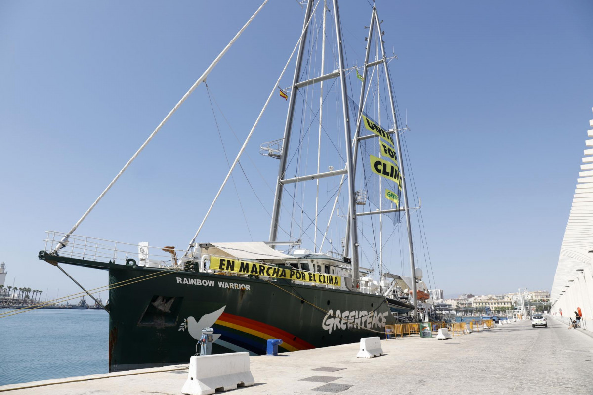 El buque  Rainbow Warrior de Greenpeace en Málaga