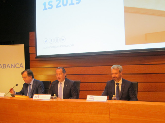 El consejero delegado de Abanca, Francisco Botas, el presidente, Juan Carlos Escotet, y el director general de Finanzas, Alberto de Francisco, durante la rueda de prensa