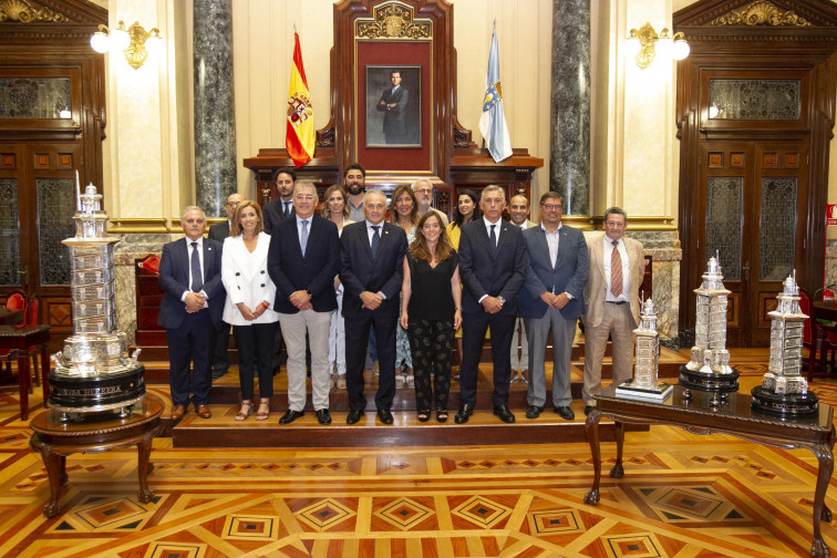 A Coruña iguala el tamaño del trofeo femenino y masculino del Teresa Herrera