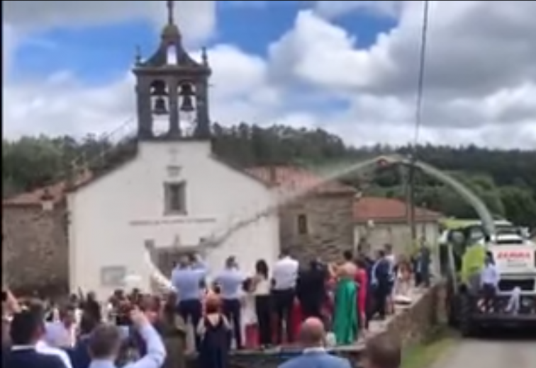 ​(VÍDEO) ¿Para qué lanzar arroz teniendo una cosechadora? Así celebran las bodas en O Pino