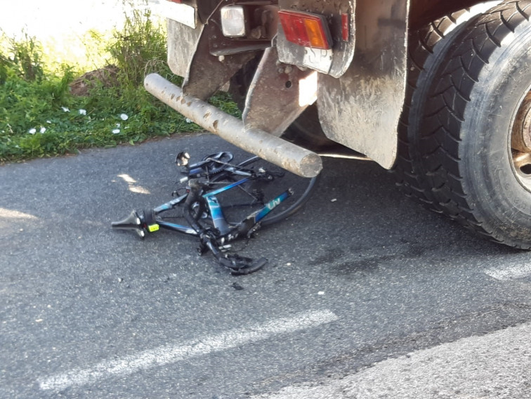 Una ciclista herida tras ser alcanzada por un camión en Narón