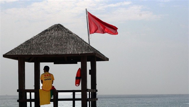 Bandera roja en las playas de Arealonga en Barreiros y en la de Concha-Compostela en Vilagarcía