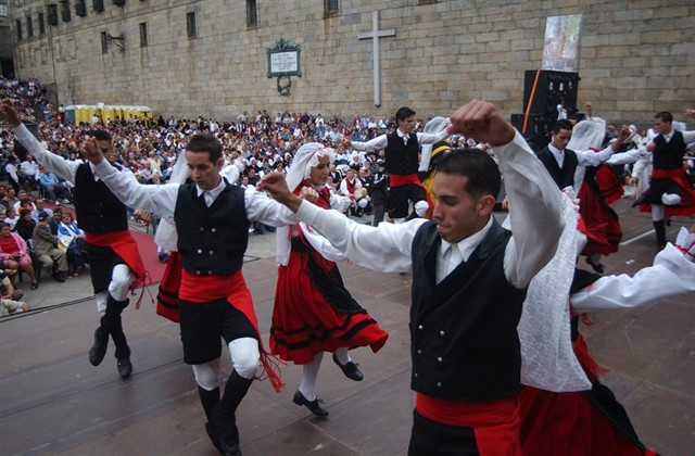 Baile en las calles de Compostela para 