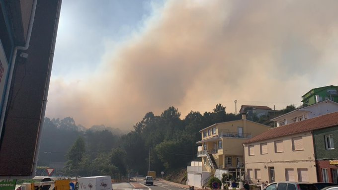 Ordenan el desalojo de casas ante el rápido avance de un incendio en la Ría de Noia (Portosín)